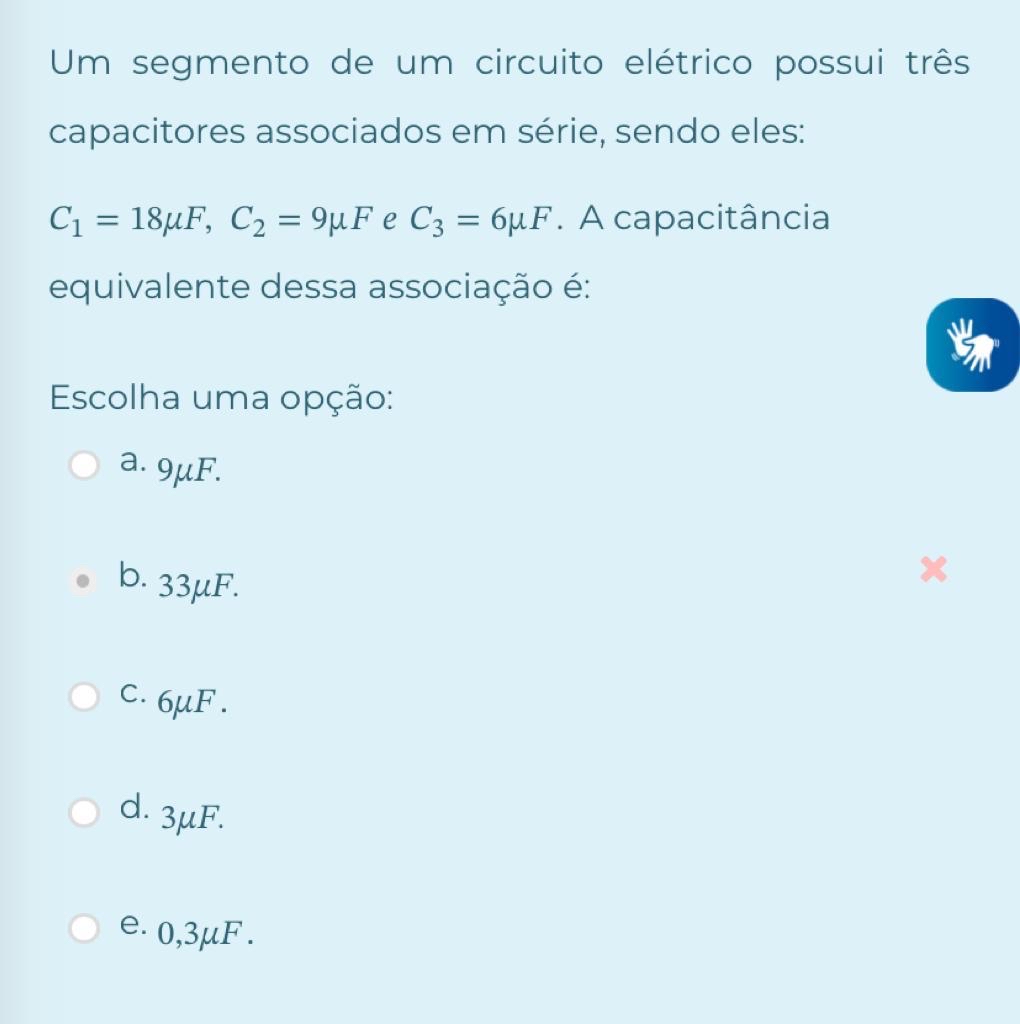 Um segmento de um circuito elétrico possui três capacitores associados