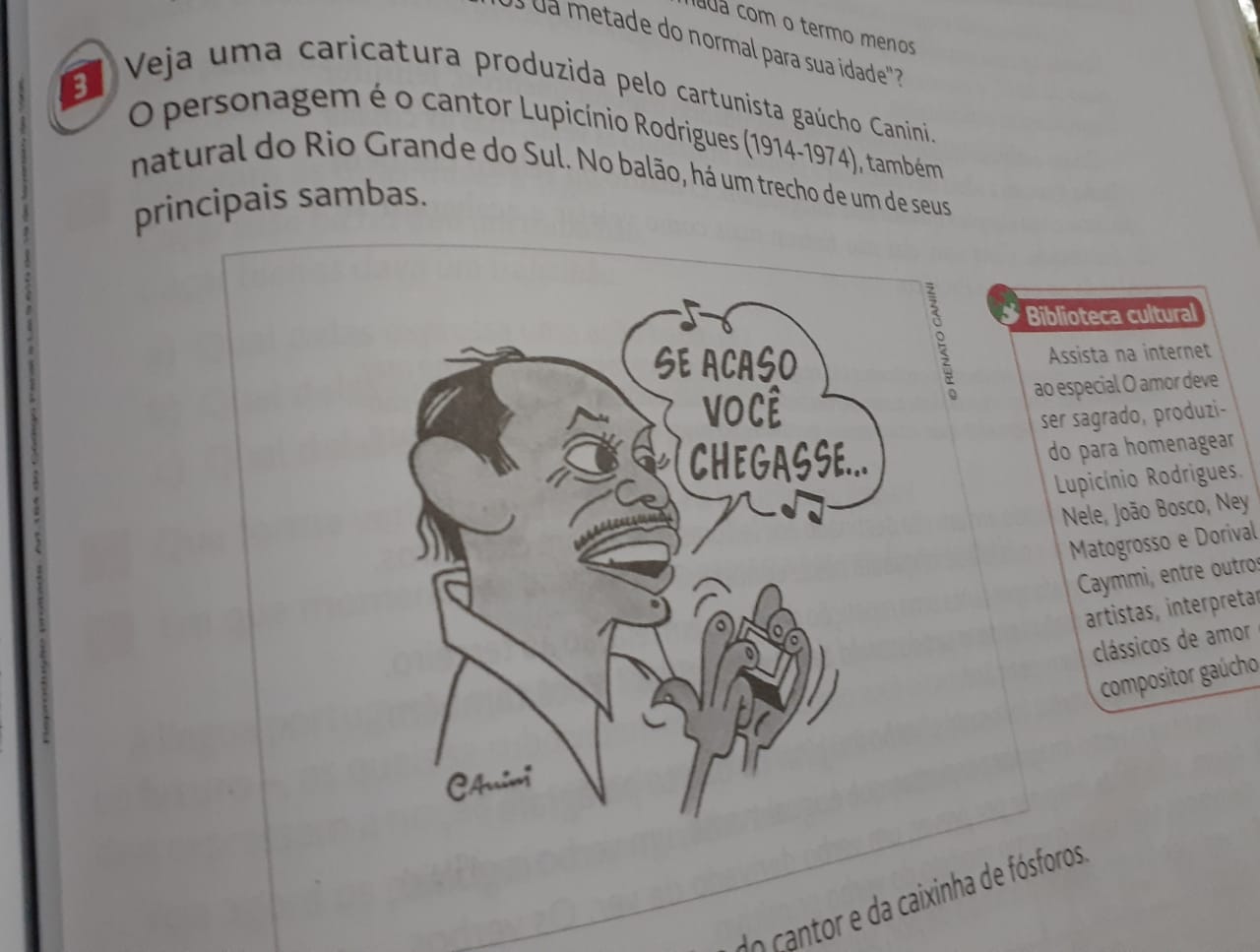 Observe o desenho das mãos do cantor e da caixinha de fósforos.O que o  personagem está fazendo? - Português